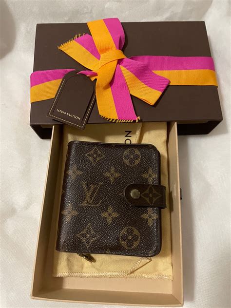 louis vuitton fold wallet.